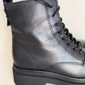 Tamaris Botines militares plataforma cuero negro · Foto 11