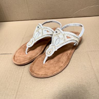 LASCANA · Sandalias planas con pedrería y abalorios · Blanco, Beige