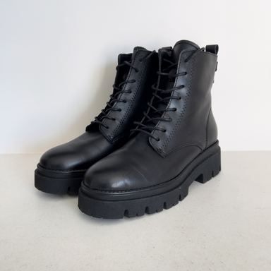 Tamaris · Botines militares plataforma cuero negro · Negro