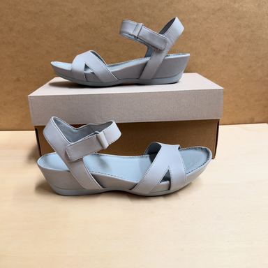 Camper · Sandalias de cuña con tiras cruzadas