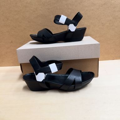 Camper · Sandalias de cuña con tiras cruzadas